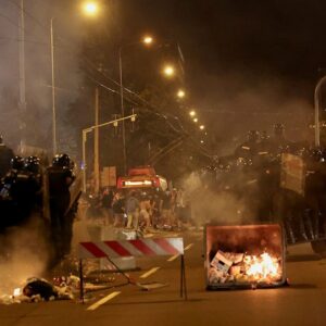 belgrad sokaklari yine karisti VvGH33Gf