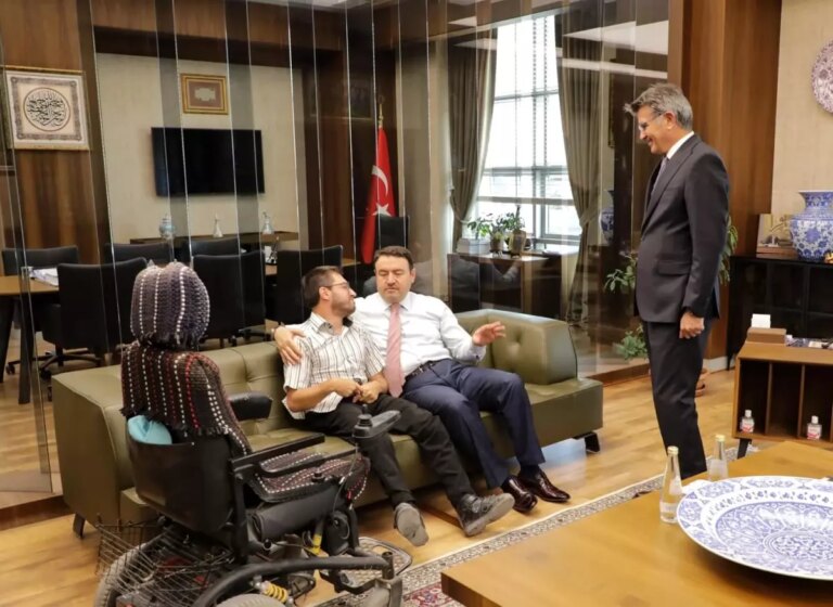 vali isin engelli vatandasi makaminda kabul etti 3R1eKGFu