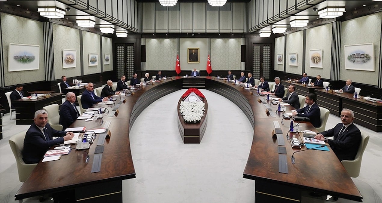 kabine toplaniyor masada neler var KF5y1duy