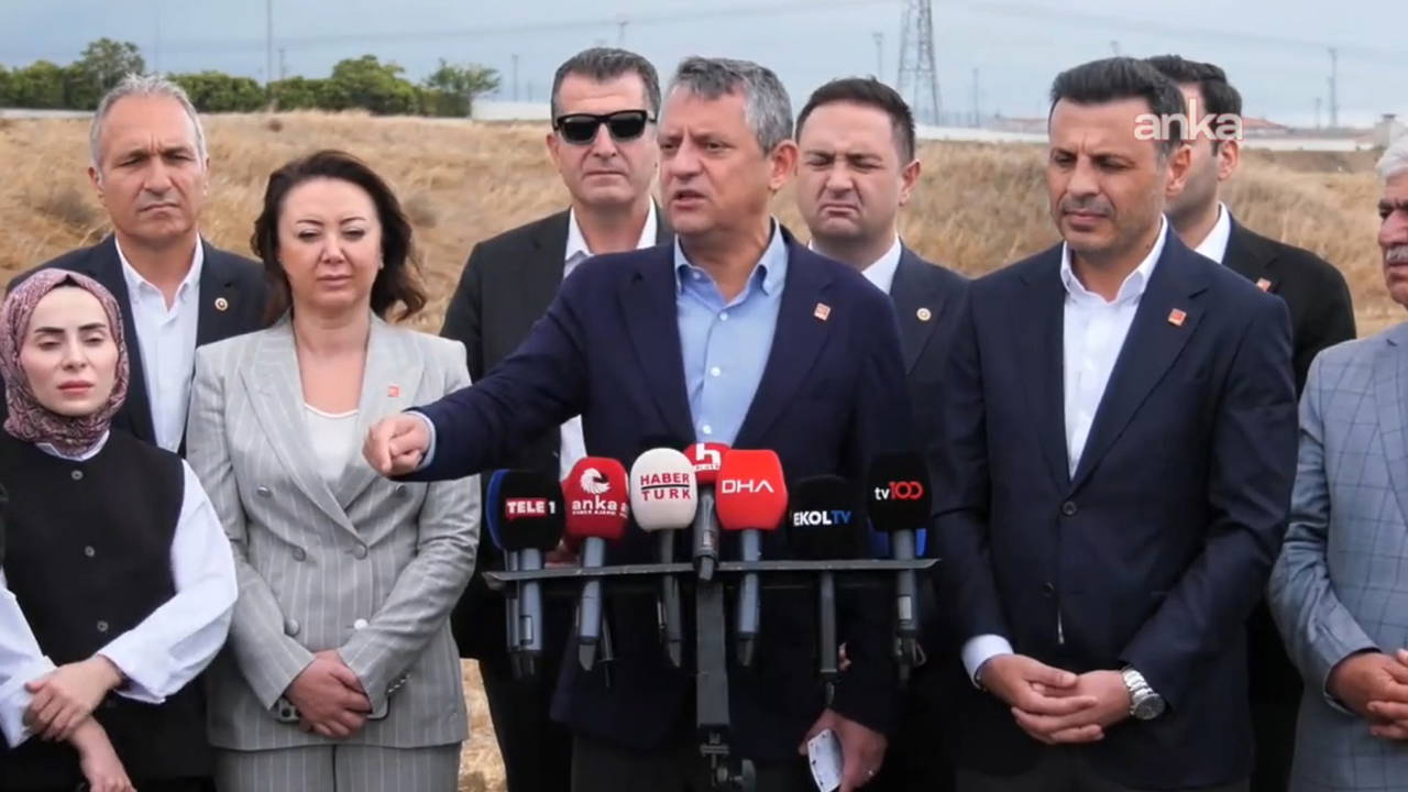 son dakika ozgur ozelden erdogana cok sert tepki trump beni o kadar ovse yerin dibine girerim E19F4S5E