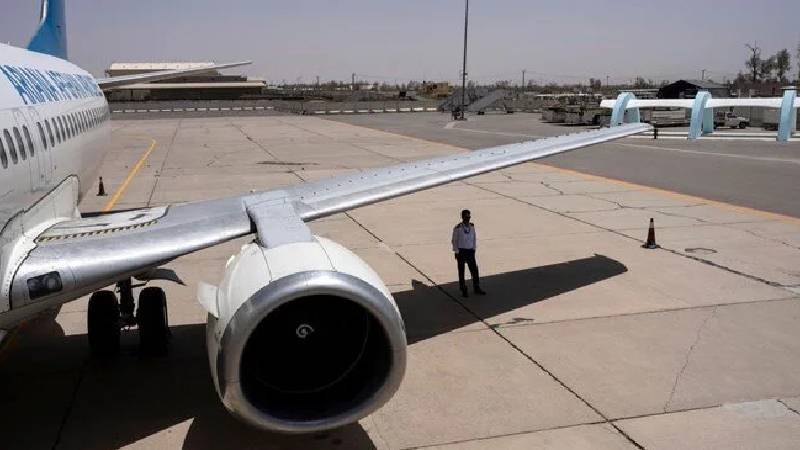 yolcu ucaginin inis takimlari yuvasina saklanan cocuk kabilden yeni delhiye uctu KIwPNWLU