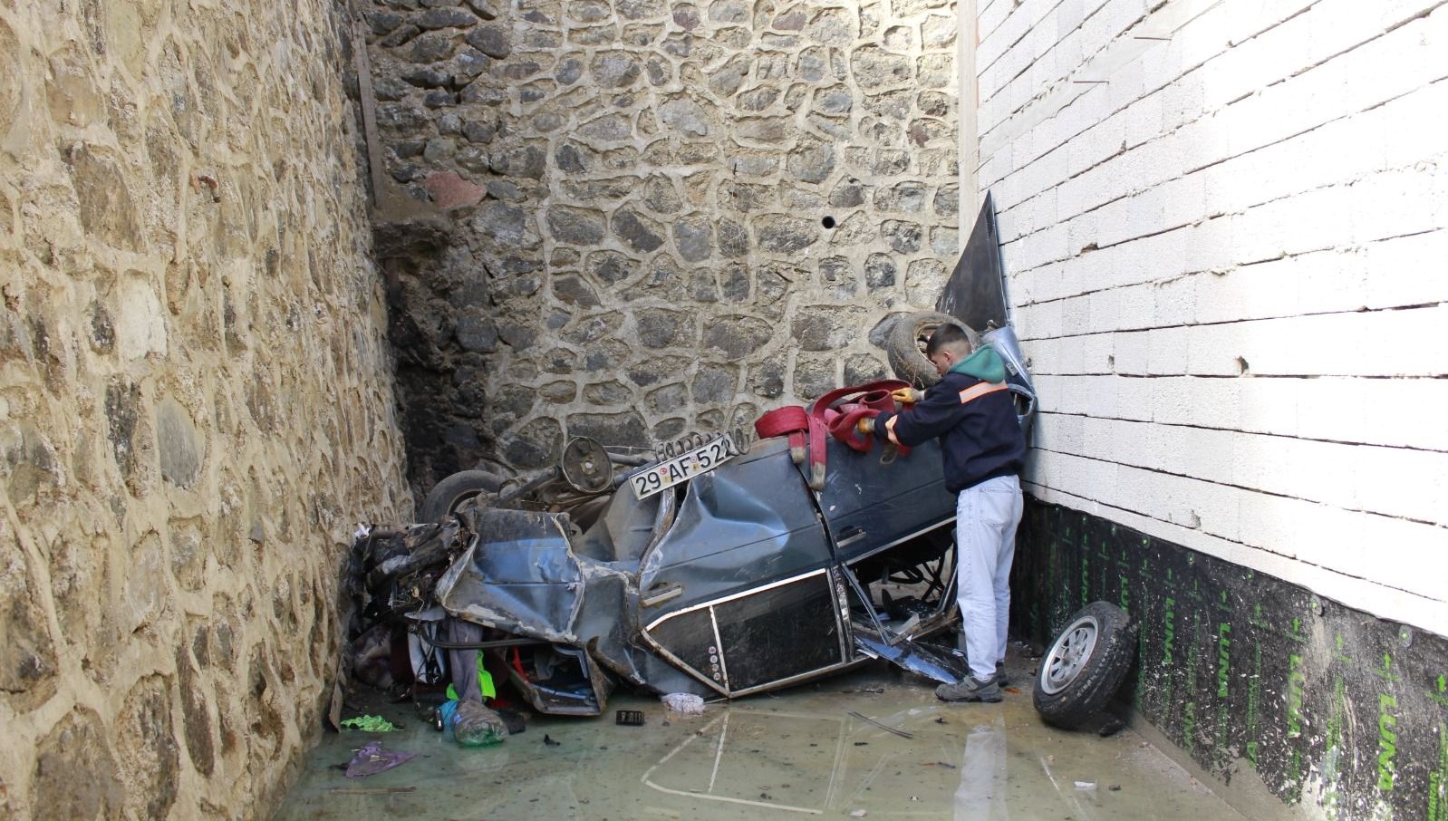 60 metrelik ucurumdan asagiya yuvarlandi CZuTEpvN.jpg