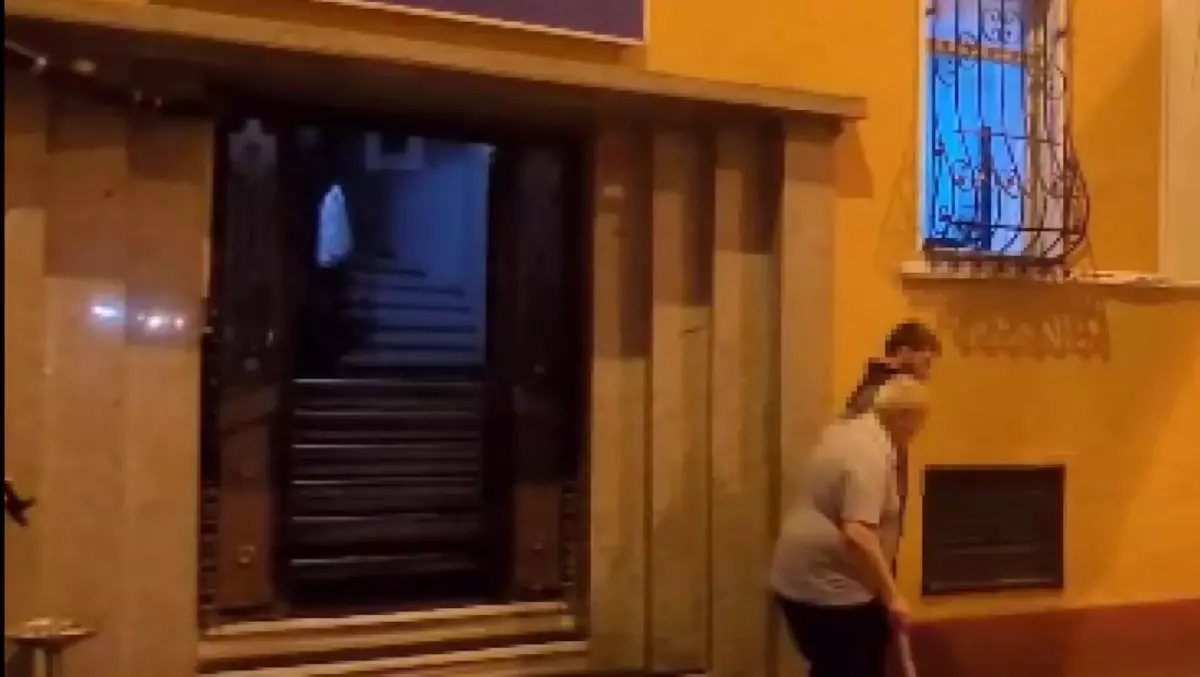 beyoglunda bastonlu dede uyusturucu ticareti yaparken yakalandi BFEfklI9