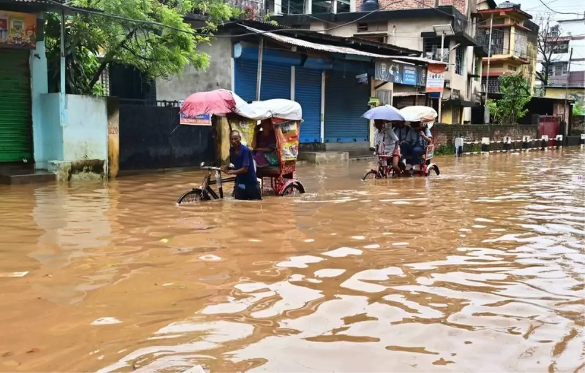 hindistanda sel ve heyelan 18 kisi hayatini kaybetti BMSNH14n