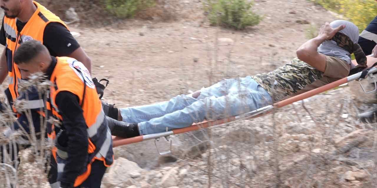 israil askerleri sevinmeyin diyerek filistinli kalabaliga saldirdi 8msde97n.jpg