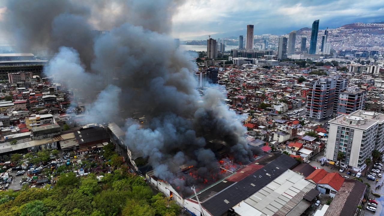 izmirde depo yangini dumanlar gokyuzunu kapladi cnNdVJ4H