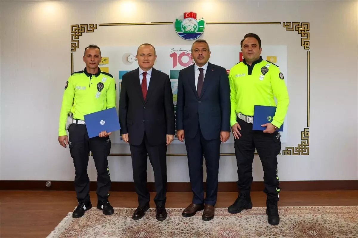 rize valisi baydastan tunelde olasi kazayi onleyen trafik ekibine basari belgesi R8DqTKun.jpg