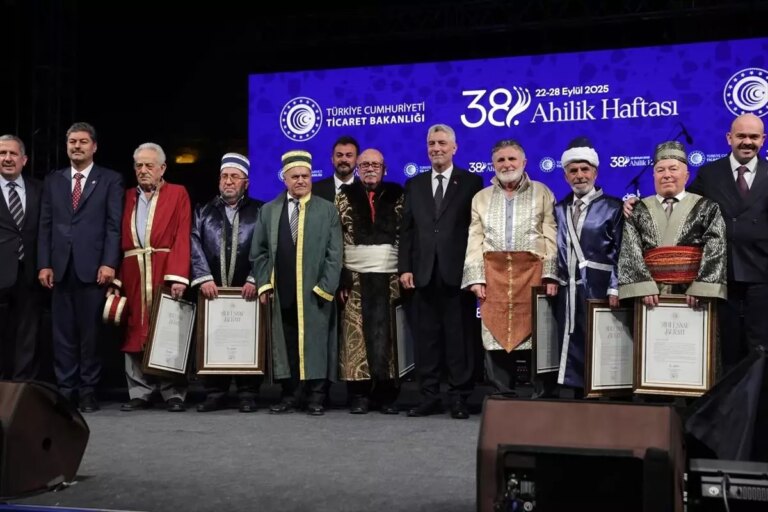 sakaryali supurge ustasi salim ozturke ahilik esnaf berati bIOJZ7pu