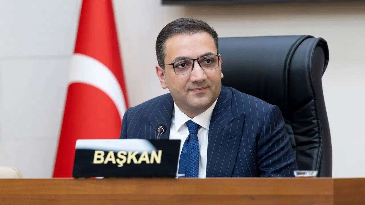 Adli kontrol uygulanan Balçova Belediye Başkanı Onur Yiğit adliyeden alkışlarla çıktı
