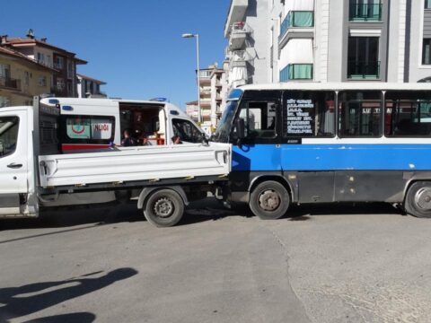 Freni bosalan yolcu minibusu dehset sacti onune gelene carpti 7 yarali var dIklmSLM